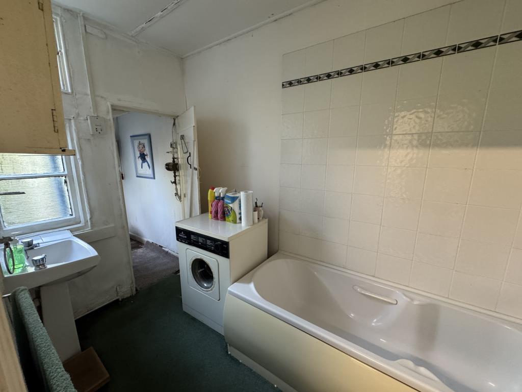 Lot: 46 - THREE STOREY TOWN CENTRE COMMERCIAL UNIT WITH POTENTIAL - Bathroom